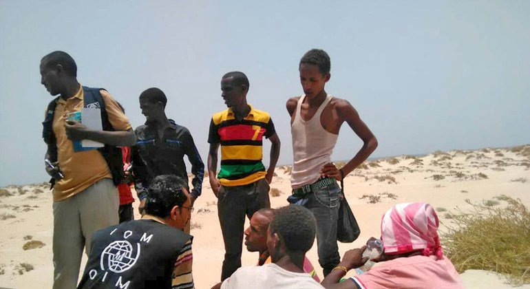 Trabajadores de la OIM asisten a migrantes Somalíes y Etíopes que fueron forzados a lanzarse al mar. Foto: OIM