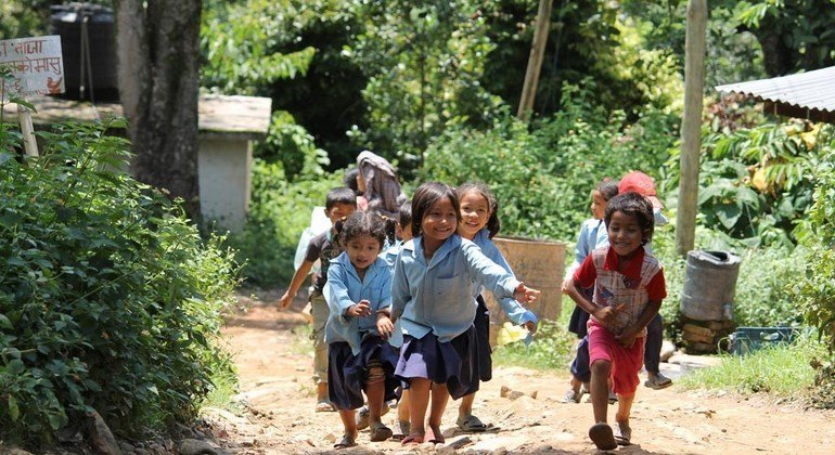 Niños nepalíes juegan después del colegio
