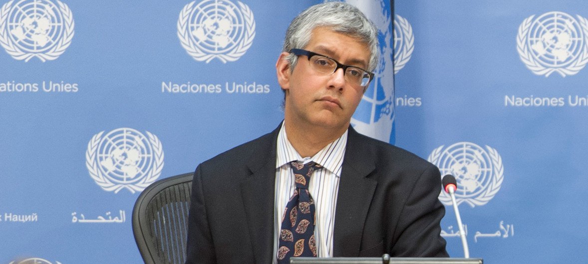 Заместитель пресс-секретаря ООН Фархан Хак на брифинге для журналистов