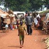 中非共和国上科托省的一处国内流离失所者营地正在焕发新生命。有的人在销售木材或木薯粉，孩子们已经找到了他们的游乐场。
