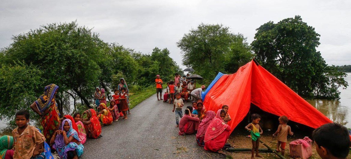 受洪灾影响而流离失所的人们在尼泊尔南部的一处难民营中。
