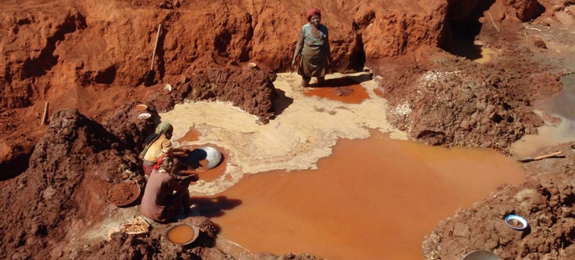 小规模手工采矿造成全球35%的汞排放。全球环境基金图片