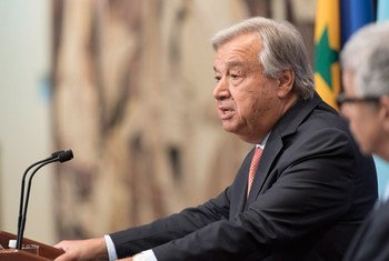 Le Secrétaire général de l'ONU, António Guterres, devant la presse. Photo ONU/Mark Garten