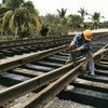 Trabajador de la construcción reparando vías del tren en México.