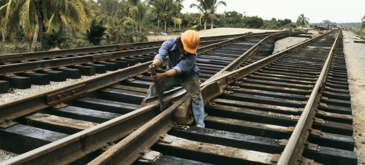 Trabajador de la construcción reparando vías del tren. Foto: Curt Carnemark/Banco Mundial