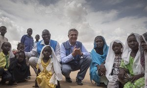 Au Soudan, en août 2017, le Haut Commissaire des Nations Unies pour les réfugiés, Filippo Grandi, rend visite à des réfugiés du Soudan du Sud.