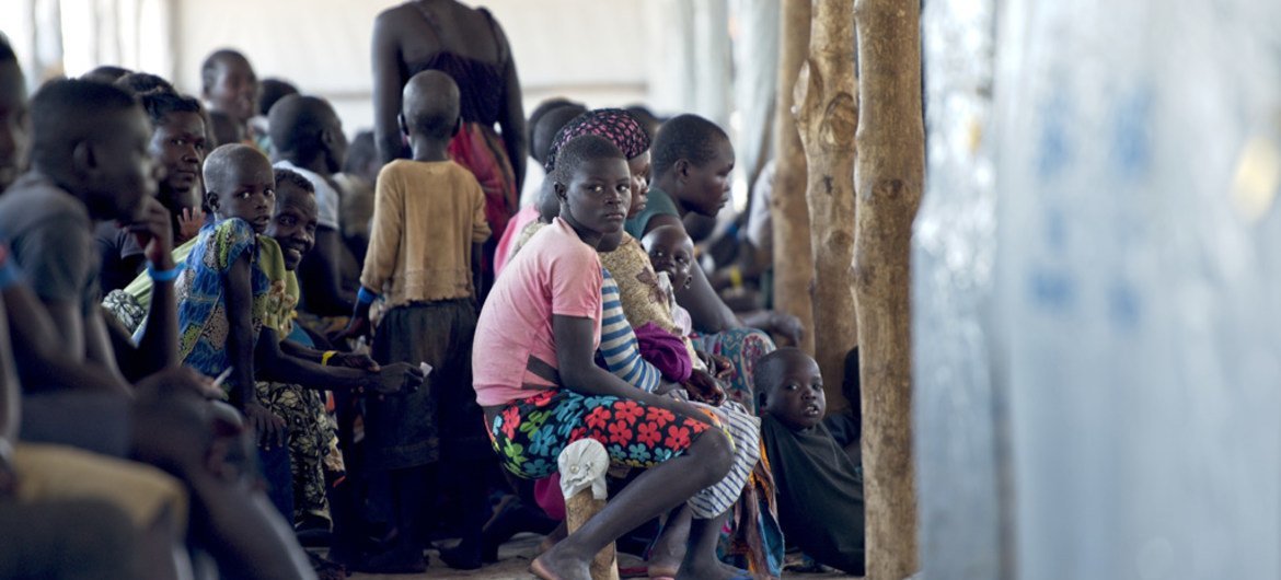 难民们在乌干达北部的一处难民营等待资料备份，然后他们将被运送至不同营地。
