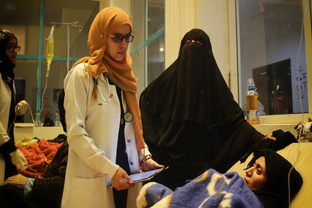 At 22 May Hospital in Sana’a, Yemen, Dr. Farea checks in on a pregnant woman with cholera.
