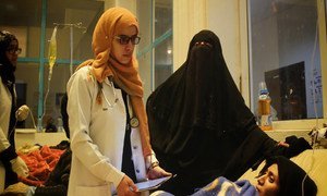 Médica consulta mulher grávida com cólera em Sana’a