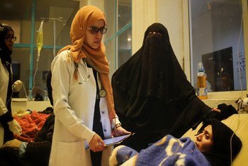 在也门首都萨那的一所医院，一名医生正在问诊一位罹患霍乱的怀孕妇女。联合国人口基金图片/Yemen