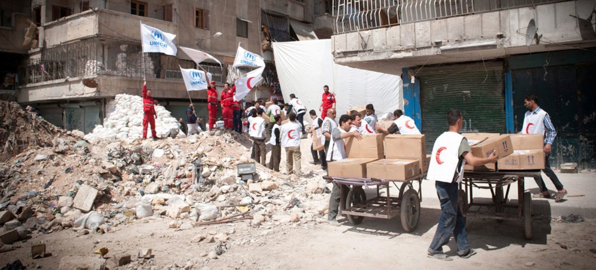 Trabajadores humanitarios entregan ayuda en Siria.