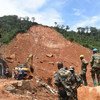 Résidents et secouristes creusent des monticules de boue à la recherche de survivants à Freetown, en Sierra Leone, à la suite de glissements de terrain d'inondations causés par de fortes pluies. Photo PAM/Caroline Thomas