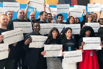 Employés réunis au siège de l'ONU à New York pour attirer l'attention sur le fait que les civils ne sont #NotATarget (Pas une cible) Photo ONU Info/Paulina Carvajal