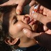 健康工作者在叙利亚中部为一名儿童进行小儿麻痹症疫苗接种。联合国儿基会图片/Al-Khatib