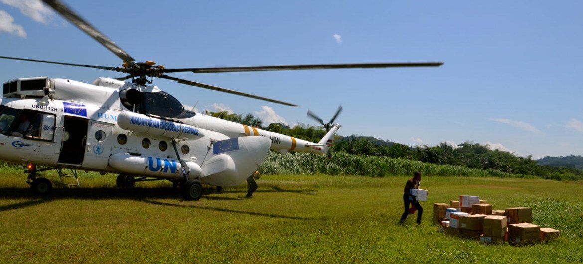 Helicópteros de la Oficina de Asuntos Humanitarios de la ONU entregan cajas con medicamentos y artículos de primera necesidad en lugares de difícil acceso en la República Democrática del Congo. Foto: OCHA