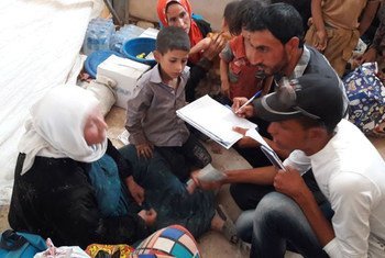 Des employés de l'Organisation internationale pour les migrations (OIM) s'occupent de civils ayant fui Tal Afar, en Iraq. Photo OIM