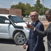 对索马里进行访问的联合国副秘书长费尔特曼（图左）与该国总理海尔在一起。联合国图片/Tobin Jones