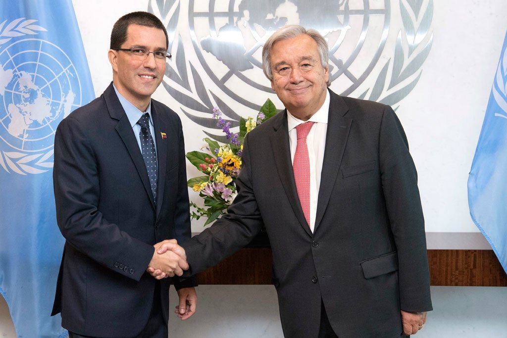 Le Secrétaire général de l'ONU, Antonio Guterres, avec M. Jorge Arreaza, Ministre des affaires étrangères du Venezuela. 