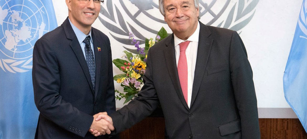 El ministro de Asuntos Exteriores de Venezuela, Jorge Arreaza, y el Secretario General de la ONU, António Guterres. Foto de archivo: ONU/Evan Schneider