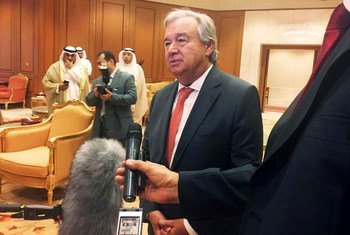 Le Secrétaire général de l'ONU, António Guterres, répond aux questions des journalistes lors de son déplacement au Koweït.
