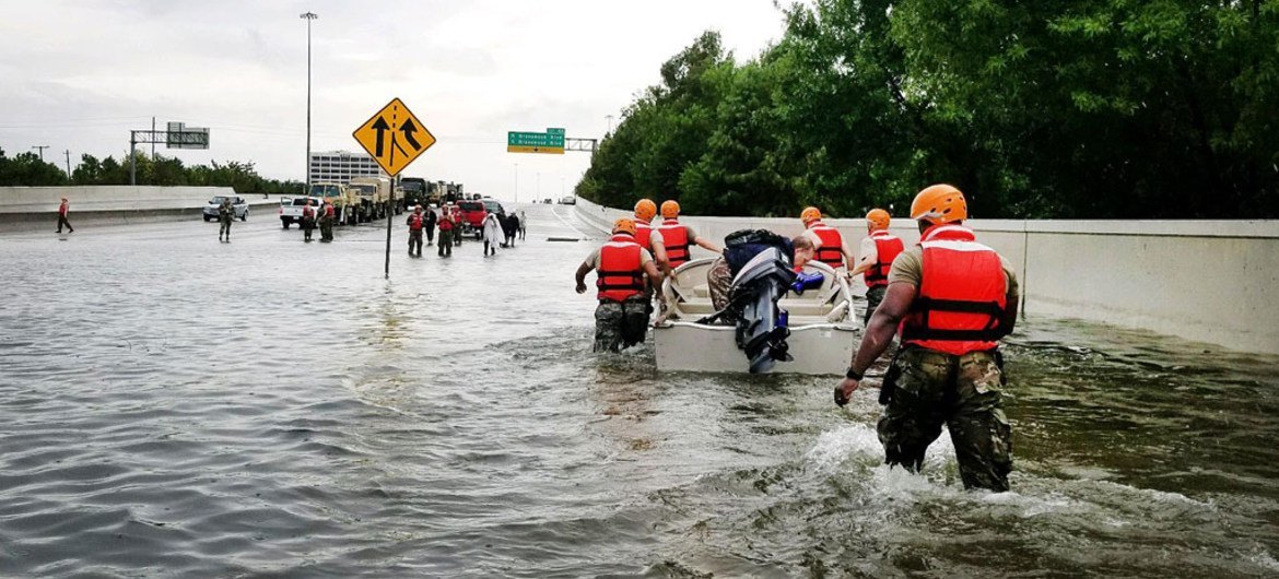 جنود الحرس الوطني في تكساس يساعدون السكان المتضررين من الفيضانات الناجمة عن العاصفة "هارفي" في هيوستن. الصورة: وزارة الدفاع الأمريكية