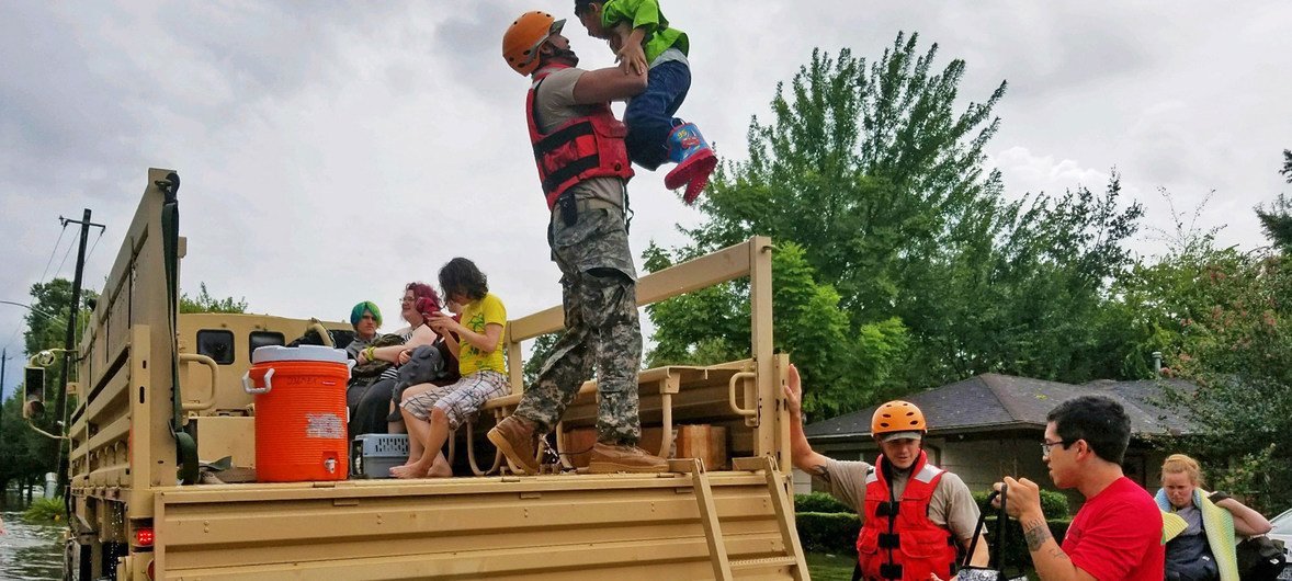 Des soldats de la Garde nationale du Texas aident les habitants touchés par les inondations causées par l'ouragan Harvey à Houston (27 août 2017).