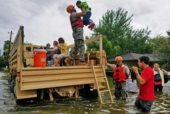 Солдаты Национальной гвардии Техаса помогают жителям, пострадавшим от наводнений, вызванных ураганом Харви в Хьюстоне (27 августа 2017 года). Фото: Министерство обороны США
