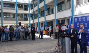 Le Secrétaire général de l'ONU, António Guterres, s'exprimant devant la presse dans une école de l'UNRWA à Beit Lahiya, à Gaza.