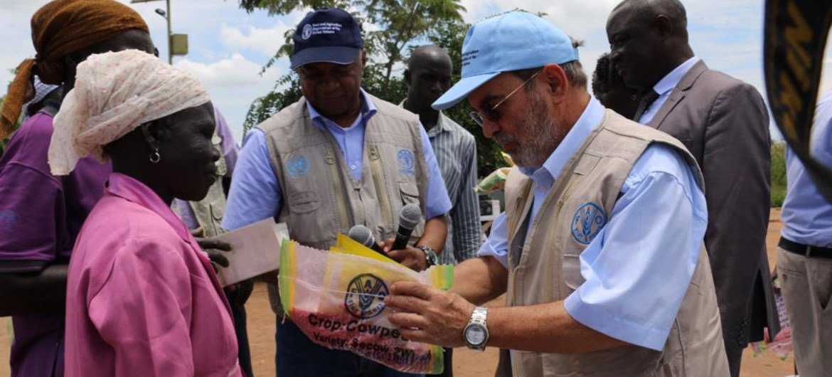 Le Directeur général de l'Organisation des Nations Unies pour l'alimentation et l'agriculture (FAO), José Graziano da Silva, en Ouganda. Des semences de légumes et de cultures sont fournies aux réfugiés pour qu'ils puissent lancer leur production alimentaire.