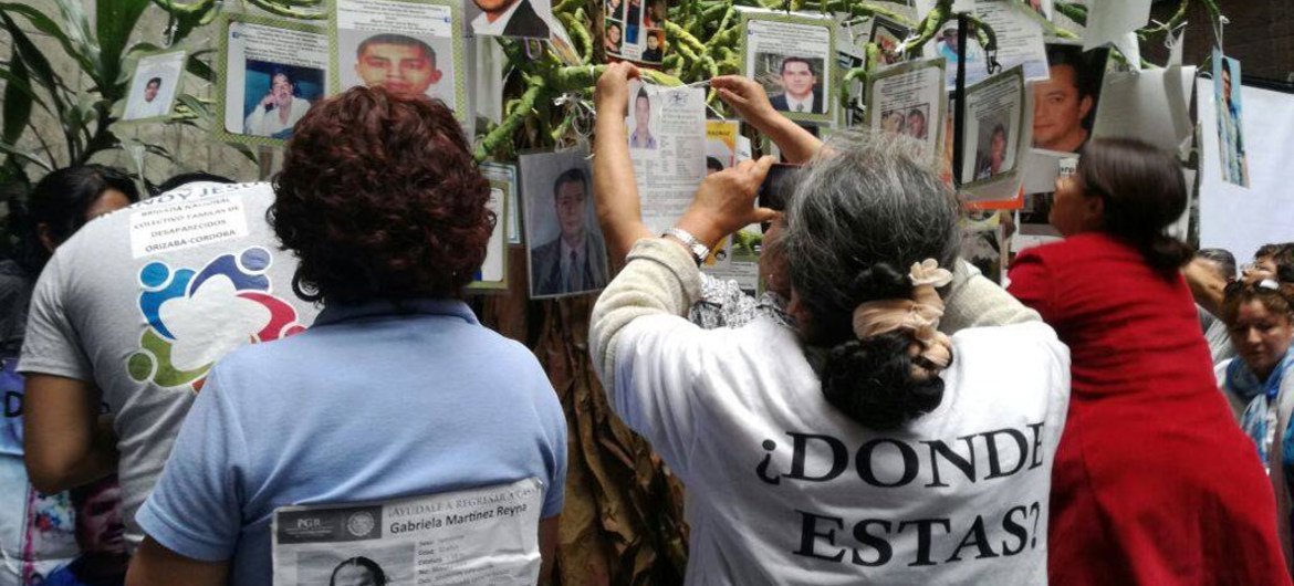 Le Bureau des Nations Unies sur les droits de l'homme au Mexique prend part à un événement réclamant l'adoption d'une loi sur les disparitions forcées.
