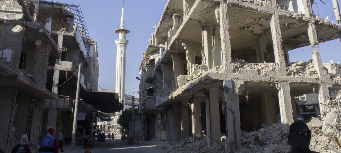 صورة من الأرشيف لدمار ناجم عن القتال في مدينة دوما بريف دمشق