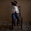 فتاة تبلغ من العمر ثماني سنوات تخفي وجهها في مركز تدعمه اليونيسف في هايتي يوفر رعاية مؤقتة ودعما للأطفال الذين يتم الاتجار بهم بينما تبحث السلطات عن والديهم.