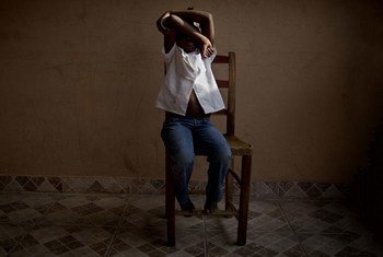 在海地一个联合国儿童基金会支持的中心，一名 8 岁女孩掩面而坐。该中心在当局寻找被贩运儿童的父母时为他们团提供临时照顾和支持。（资料图片）