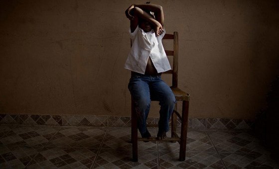 Una niña de ocho años oculta su rostro en un centro apoyado por UNICEF en Haití que proporciona atención y apoyo temporal a los niños víctimas de la trata mientras las autoridades buscan a sus padres. (Foto de archivo)