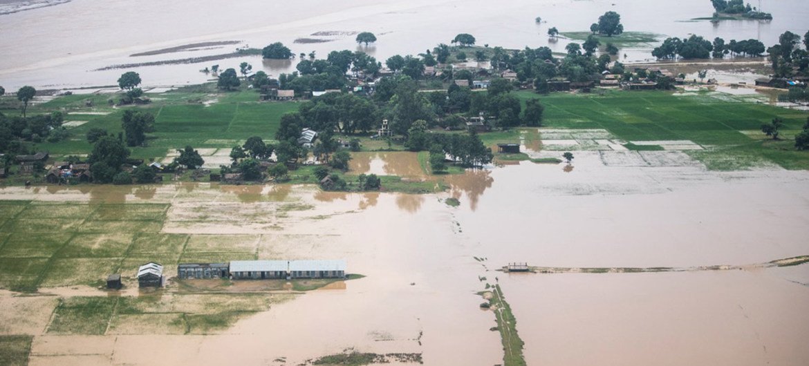 Vue aérienne des routes et terres agricoles inondées dans le district de Banke, au sud-ouest du Népal.