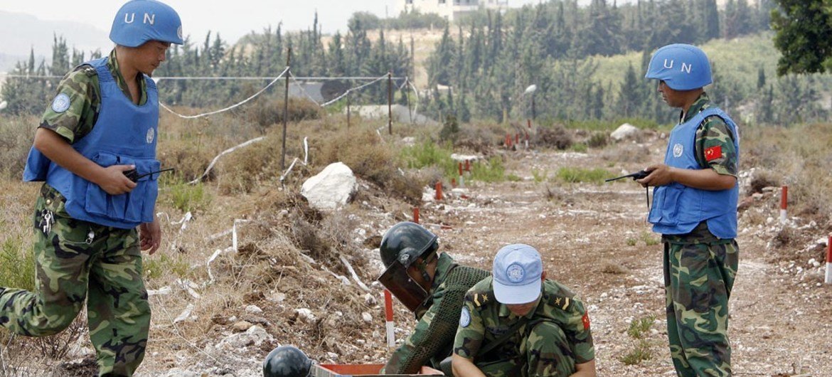Un bataillon de Casques bleus chinois participant dans le déminage de la ville de Hiniyah au Liban se prépare à faire exploser des restes de munitions non explosées. Photo ONU / Mark Garten (archives)