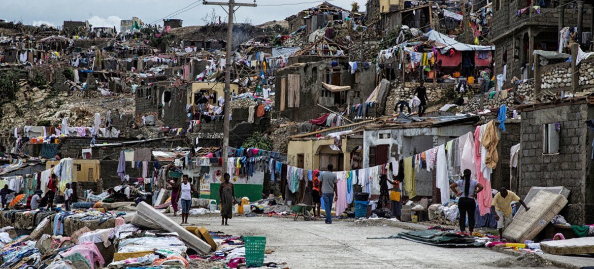 Imagen de la devastación causada por el huracán Matthew a su paso por Jeremie, Haití, en octubre de 2016. El país se prepara para recibir al huracán Irma. Foto: ONU / Logan Abassi