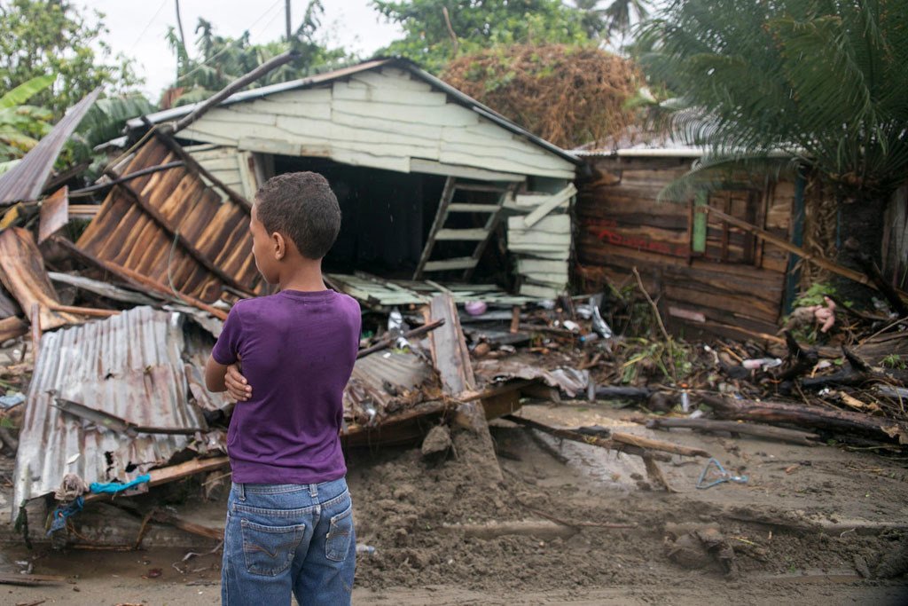 Un garçon de sept ans devant une maison détruite par l'ouragan Irma qui a frappé la côte nord de la République dominicaine. Photo: UNICEF / UN0119399