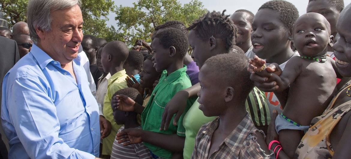 Le Secrétaire général António Guterres rencontre des réfugiés sud-soudanais au camp d'Imvepi, dans le nord de l'Ouganda, en juin 2017. Photo ONU/Mark Garten