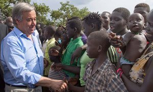 Le Secrétaire général António Guterres rencontre des réfugiés sud-soudanais au camp d'Imvepi, dans le nord de l'Ouganda, en juin 2017