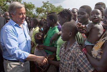 Le Secrétaire général António Guterres rencontre des réfugiés sud-soudanais au camp d'Imvepi, dans le nord de l'Ouganda, en juin 2017