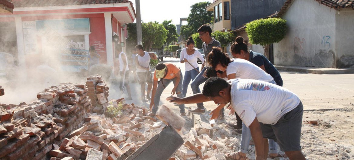 墨西哥地震后废墟清理工作正在进行之中。儿基会图片/Solís