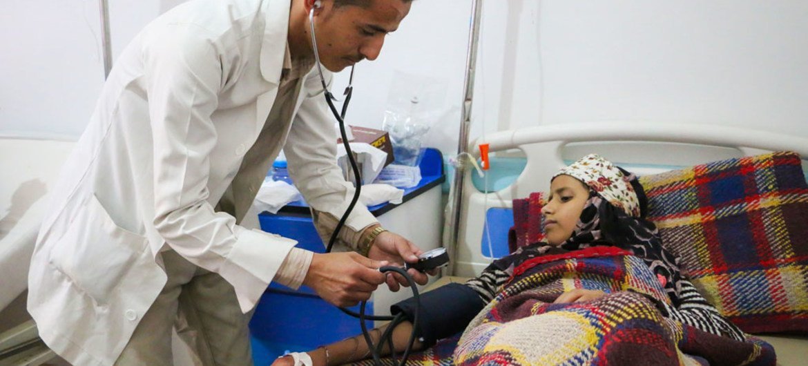 也门萨那,一名医生正在为感染霍乱的女孩做检查。儿基会图片/Fuad