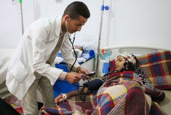 В йеменской больнице врач осматривает девочку, больную холерой.  Фото ЮНИСЕФ