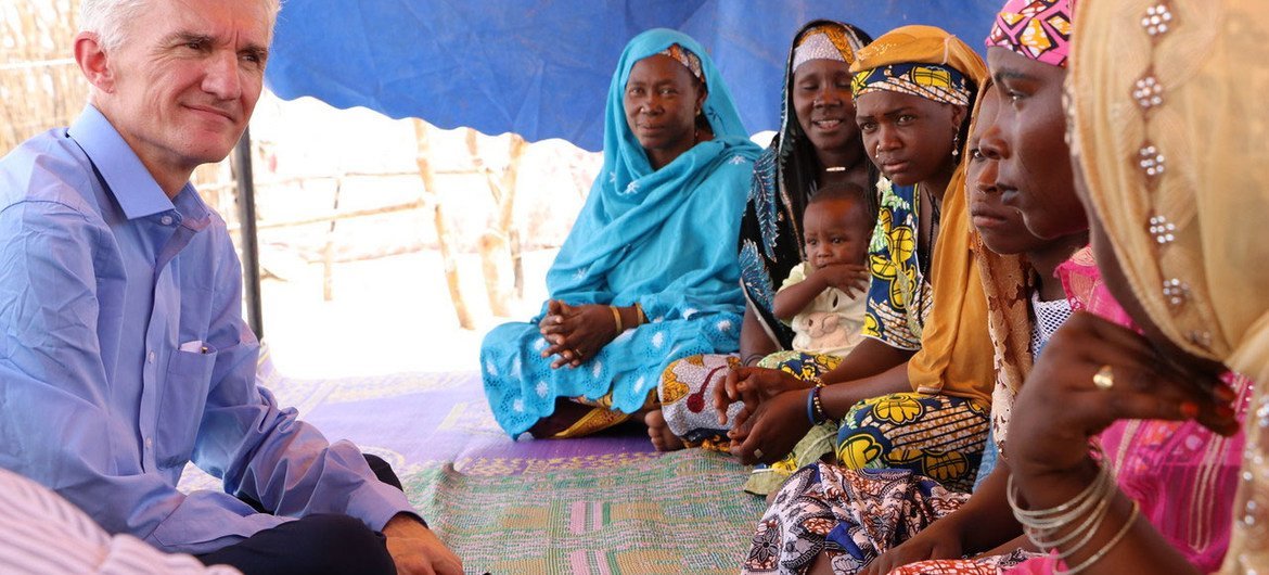 Le Secrétaire général adjoint aux affaires humanitaires Mark Lowcock avec des femmes déplacées au site de N'Gagam, dans la région de Diffa, au Niger. Photo OCHA/Ivo Brandau