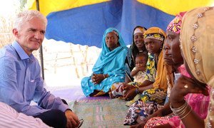 Le Secrétaire général adjoint aux affaires humanitaires Mark Lowcock avec des femmes déplacées au site de N'Gagam, dans la région de Diffa, au Niger. Photo OCHA/Ivo Brandau
