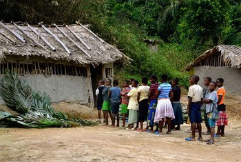 À Kolula, au Sud-Kivu, en République Démocratique du Congo, les enfants rapatriés font la queue avant le début des cours. Les conflits armés dans leur village ont obligé toute la population à fuir et à se cacher dans la forêt pendant plusieurs semaines.