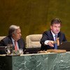 Miroslav Lajcák (au centre), Président de la 72e session de l'Assemblée générale des Nations Unies, ouvre la première réunion de cette session le 12 septembre 2017, avec à ses côtés le Secrétaire général de l'ONU, António Guterres, et la Secrétaire généra