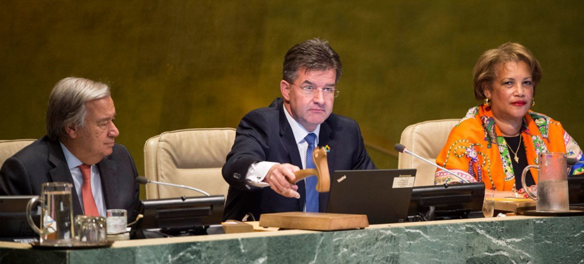 Miroslav Laj&#269;ák (centre), President of the 72nd session of the General Assembly, gavels open the session’s first meeting. He is flanked by Secretary-General António Guterres (left) and Catherine Pollard, Under-Secretary-General for General Assembly a