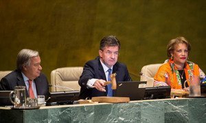 Miroslav Lajcák (au centre), Président de la 72e session de l'Assemblée générale des Nations Unies, ouvre la première réunion de cette session le 12 septembre 2017, avec à ses côtés le Secrétaire général de l'ONU, António Guterres, et la Secrétaire générale adjointe Catherine Pollard. Photo ONU/Kim Haughton